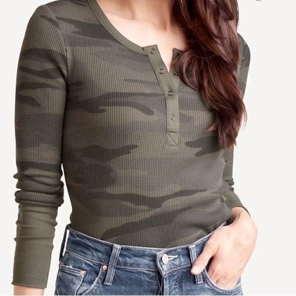 Splendid Anthropologie Brand small camo waffle fitted shirt